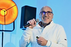 Laurent gives a presentation at a CNRS event (Les échappées inattendues) in Lyon for the general public